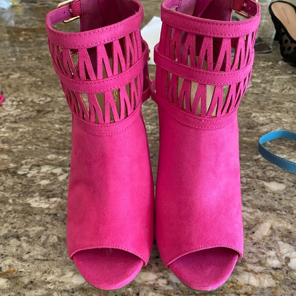 Heels! - Picture 2 of 2